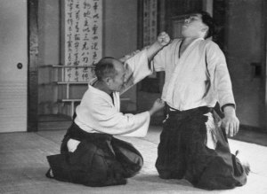 Morihei Ueshiba pratica nel Noma Dojo prima della seconda guerra mondiale.