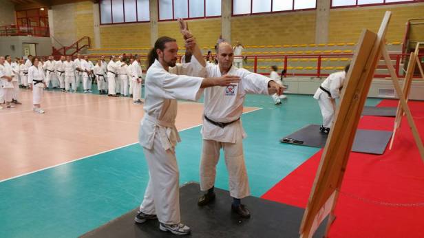 Tristao da Cunha Shihan insegna i rudimenti dello shurikenjutsu.