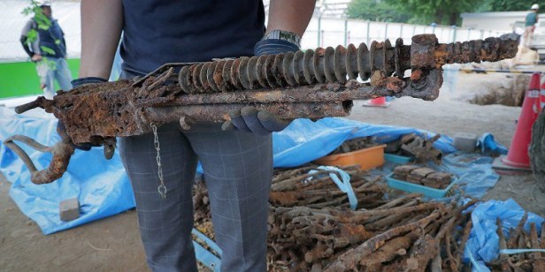 old-firearms-and-swords-discovered-buried-on-the-premises-of-Tanashi-Elementary-School-in-the-Tokyo-suburban-city-of-Nishitokyo-via-mainichi-1
